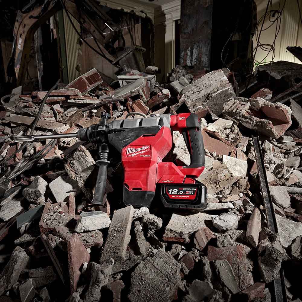 Martelo SDS Max Milwaukee Fuel 18V 44mm sem escovas com uma chave e protetor M18FHM-0
