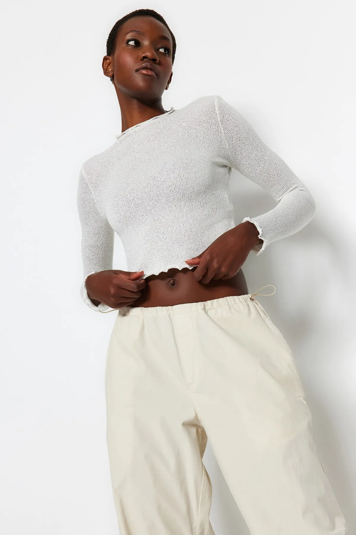 Trendyol Collection  Ecru-Lurex-Strickbluse mit hohem Kragen und kurzem Schnitt im Strick-Look TWOAW24BZ00096
