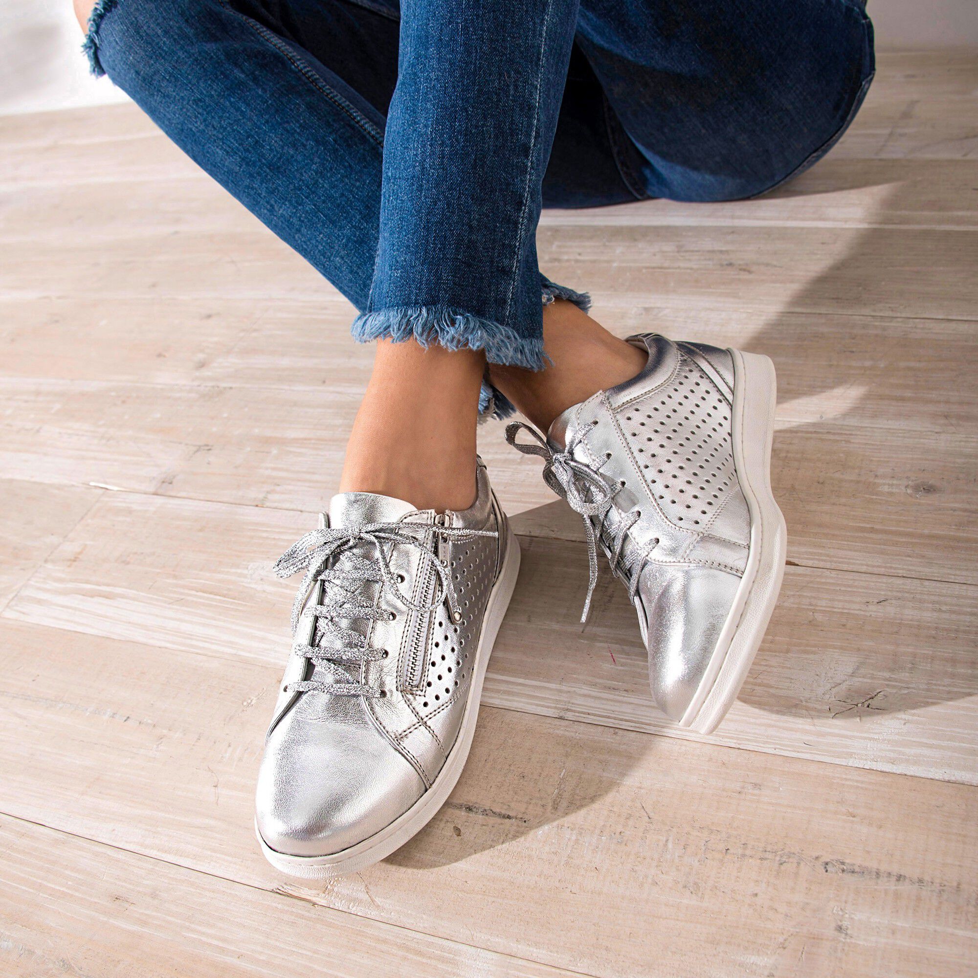 Tennis zippée en cuir perforé