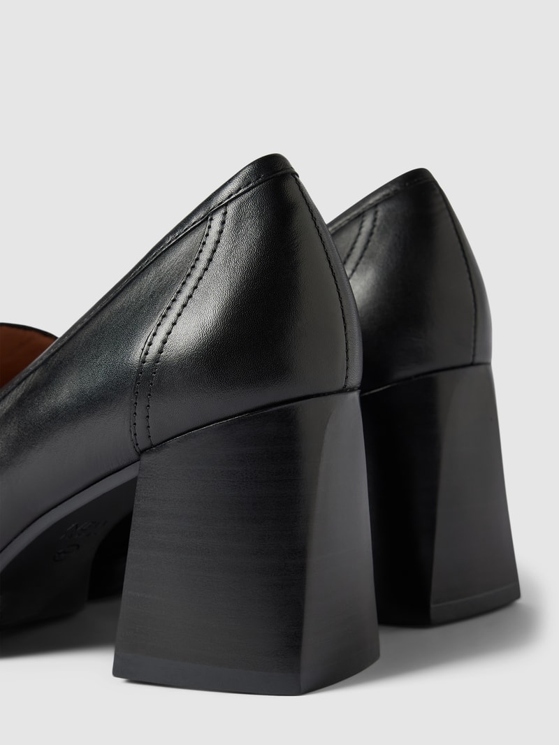 Pumps aus Leder mit breitem Absatz in schwarz