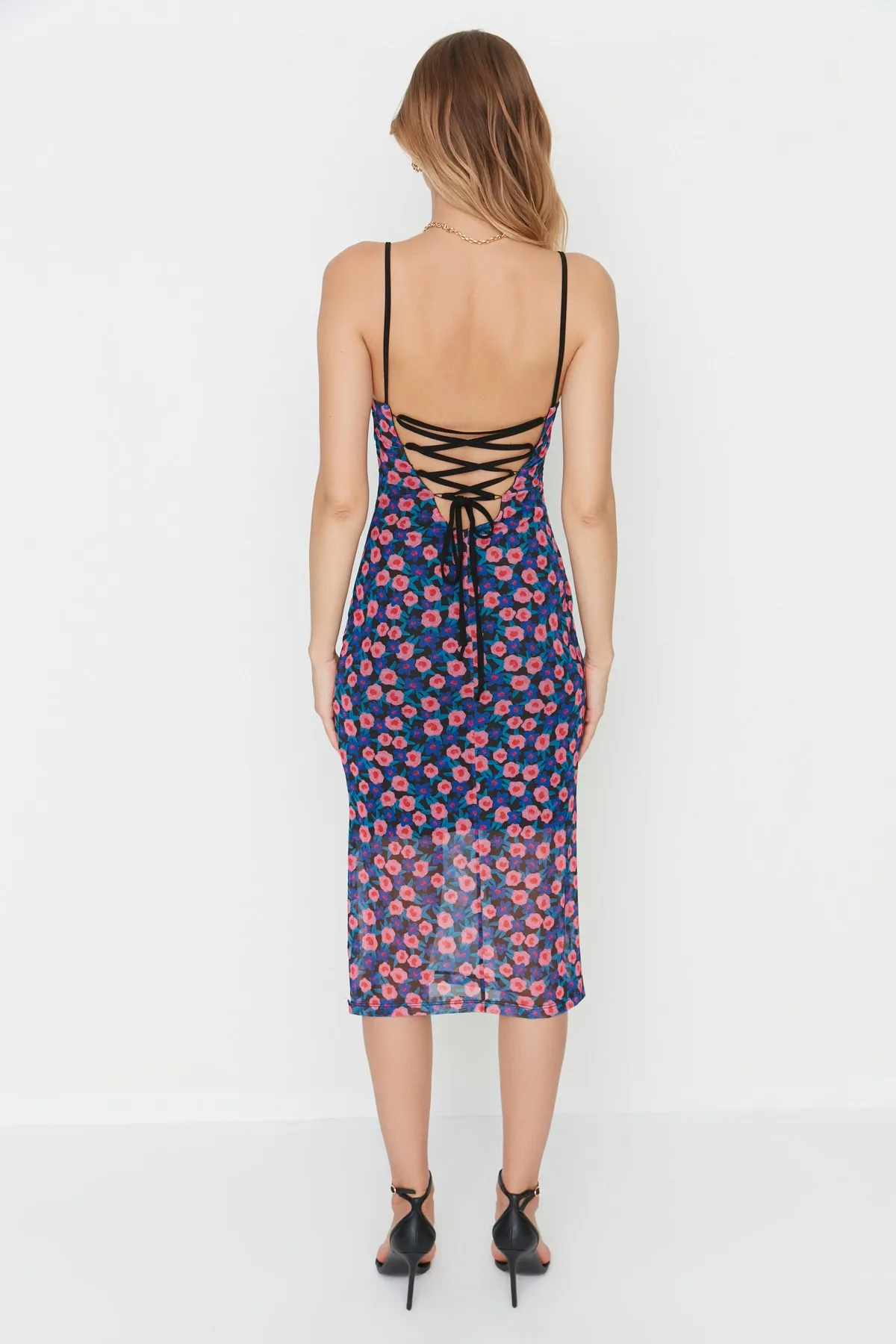 Trendyol Collection  Lila, tailliertes/tailliertes Midi-Bleistiftkleid aus flexiblem Strick mit Riemchen und quadratischem Kragen TWOSS22EL00726
