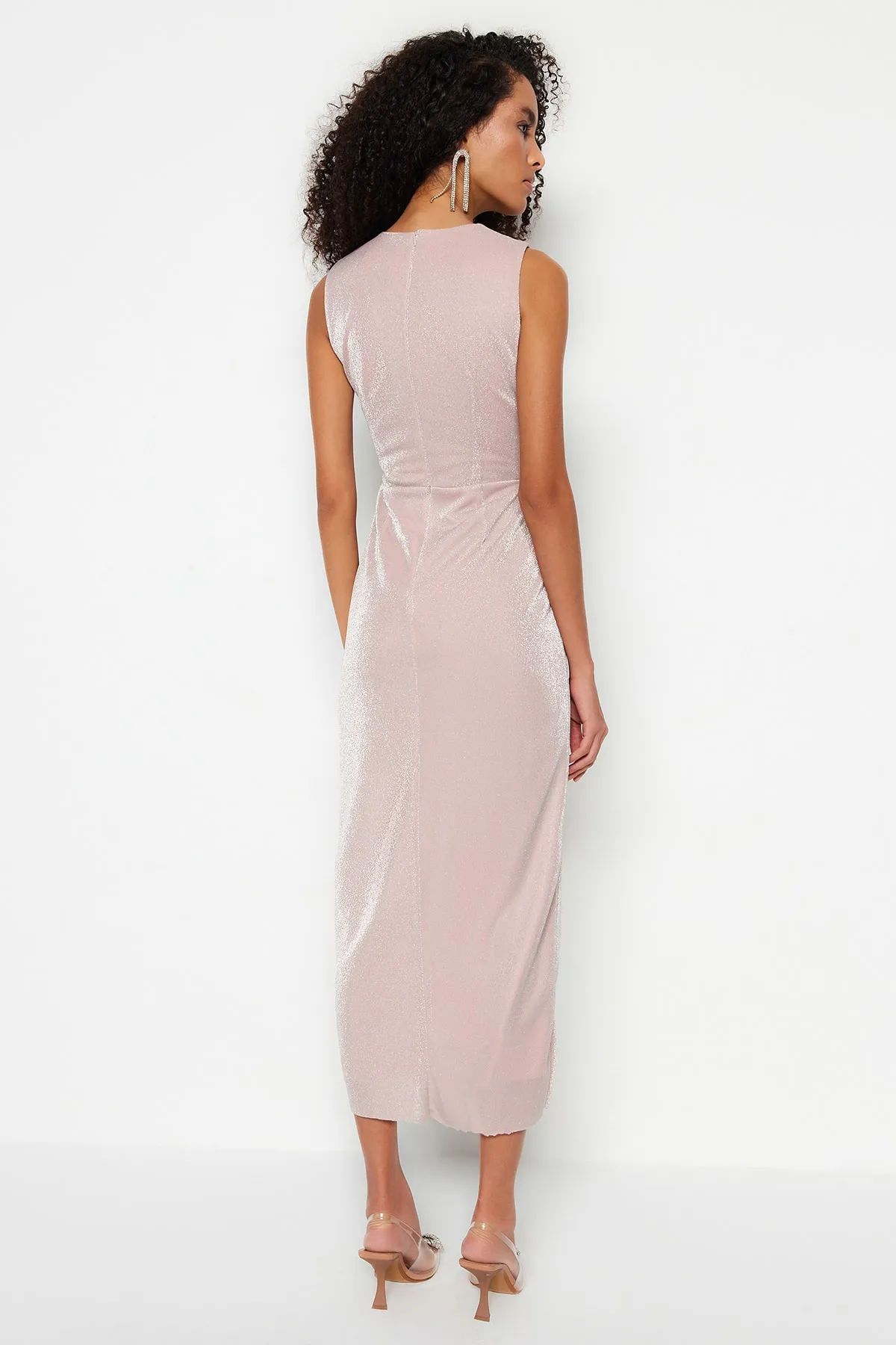 Trendyol Collection  Elegantes Abendkleid mit Puderfutter und gestricktem Fenster-/Ausschnittdetail TPRSS23EL00510