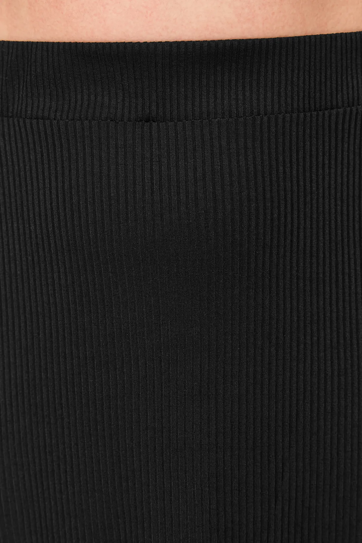 Trendyol Curve  Schwarzer asymmetrischer Strickrock TBSSS22ET0253