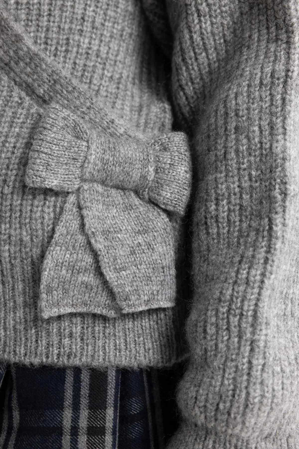 DeFacto  Mädchenpullover mit normaler Passform und V-Ausschnitt