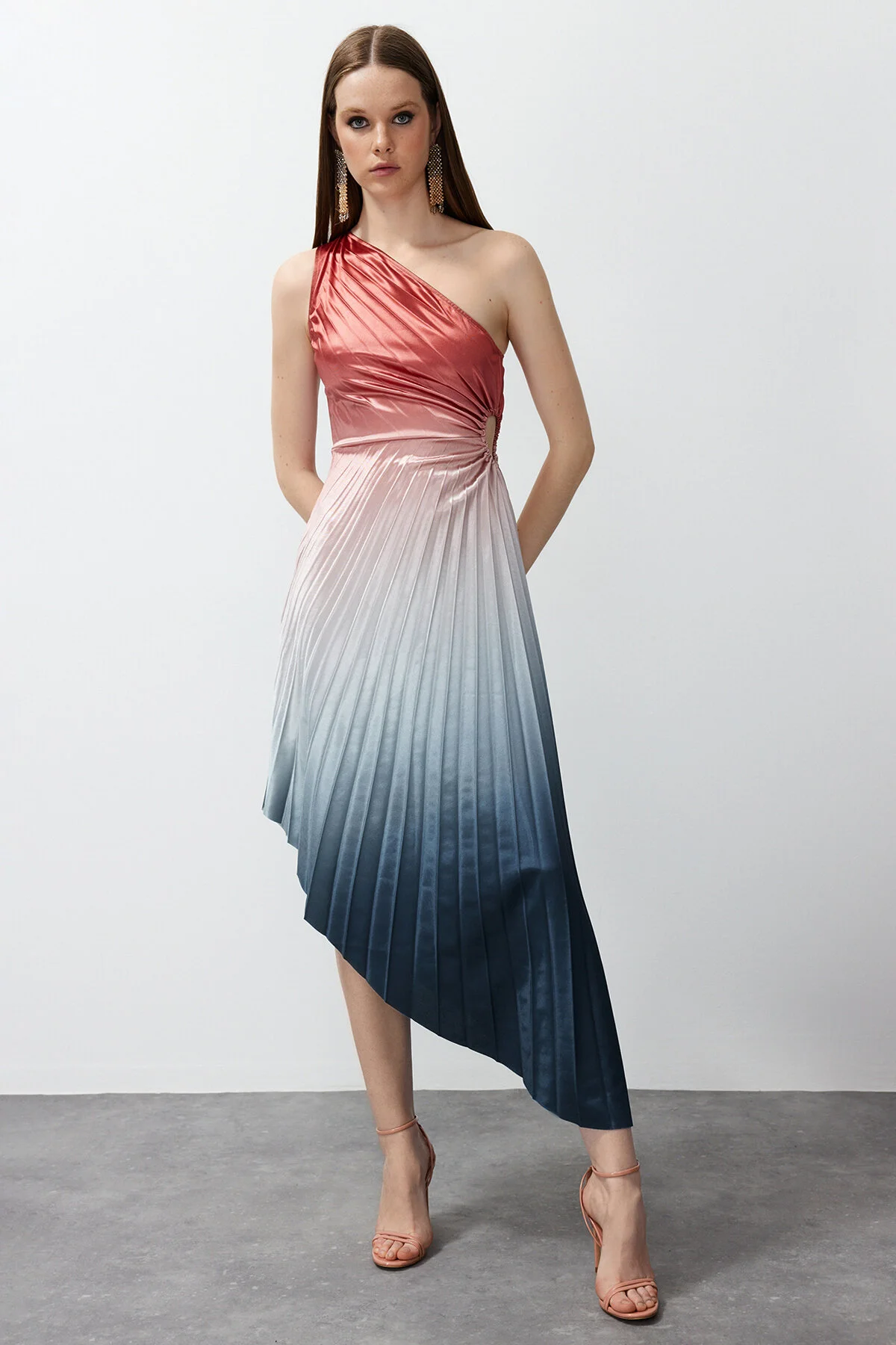 Trendyol Collection  Mehrfarbiges, asymmetrisches, gestricktes, plissiertes Satin-Abendkleid mit Detail TPRSS23EL00557