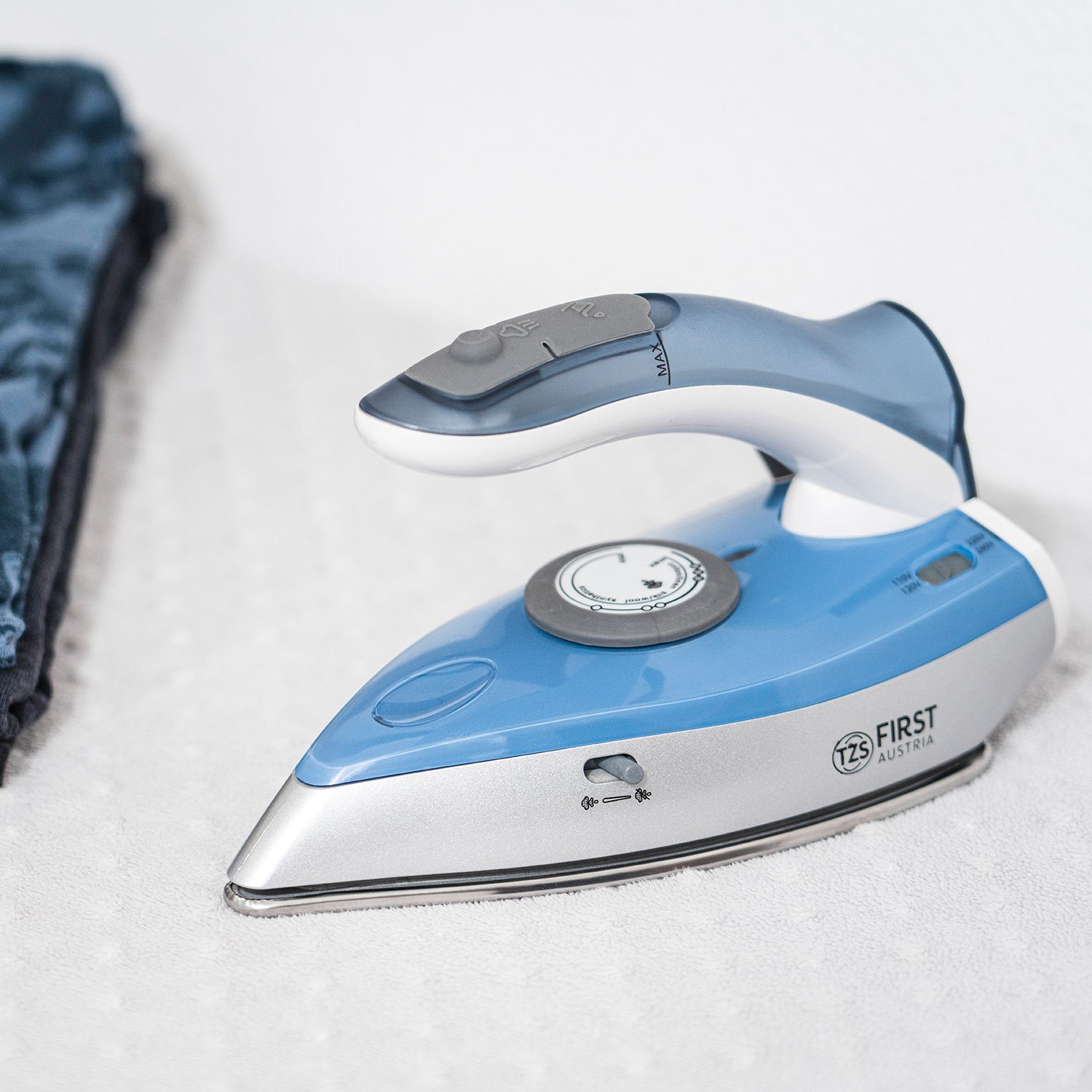 TZS FIRST AUSTRIA Reise-Dampfbügeleisen Reisebügeleisen, Mini Bügeleisen mit Klappgriff, Reise Bügeleisen, 750g, Spannungswähler 110/220 Volt, ideal für Urlaub, Reise, Camping