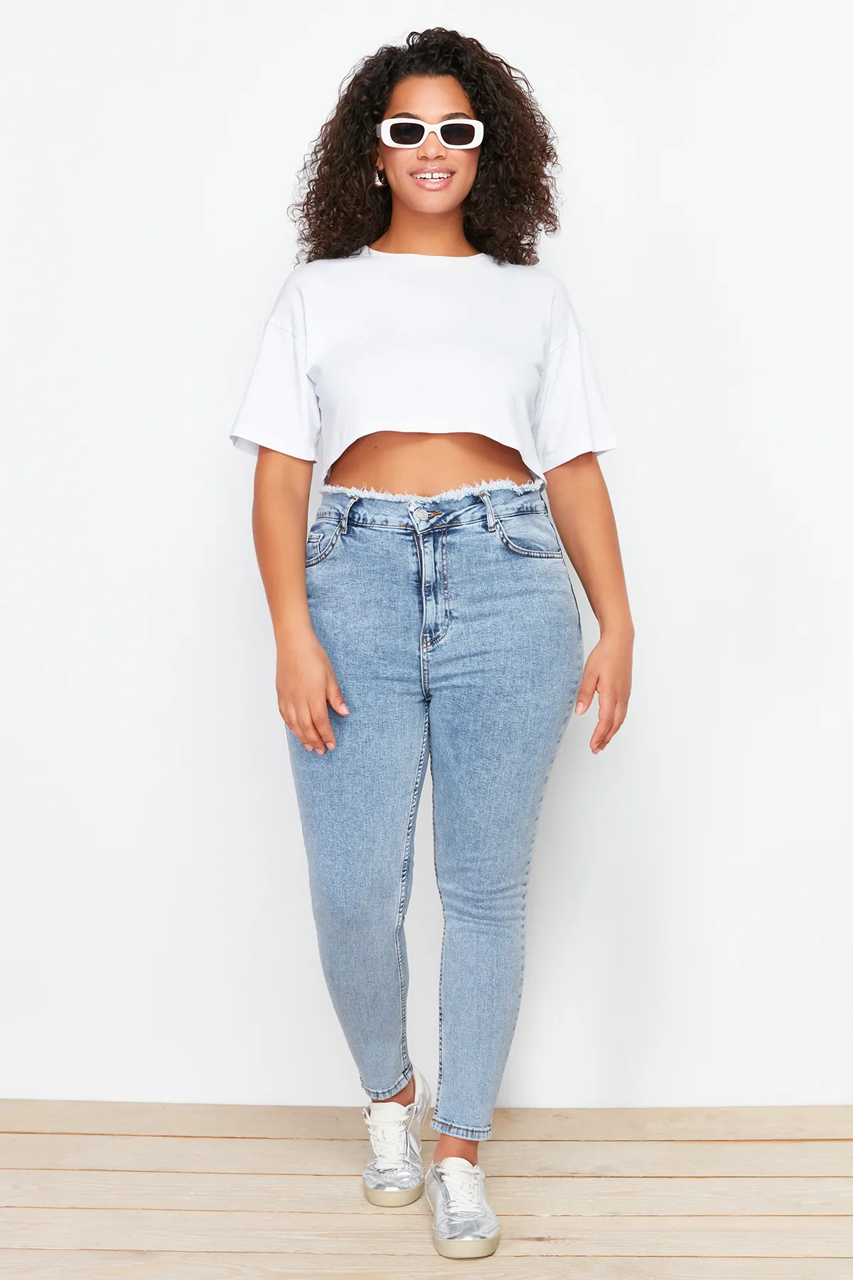 Trendyol Curve  Hellblaue, dehnbare Skinny-Jeans mit Quastendetails TBSSS24CJ00033