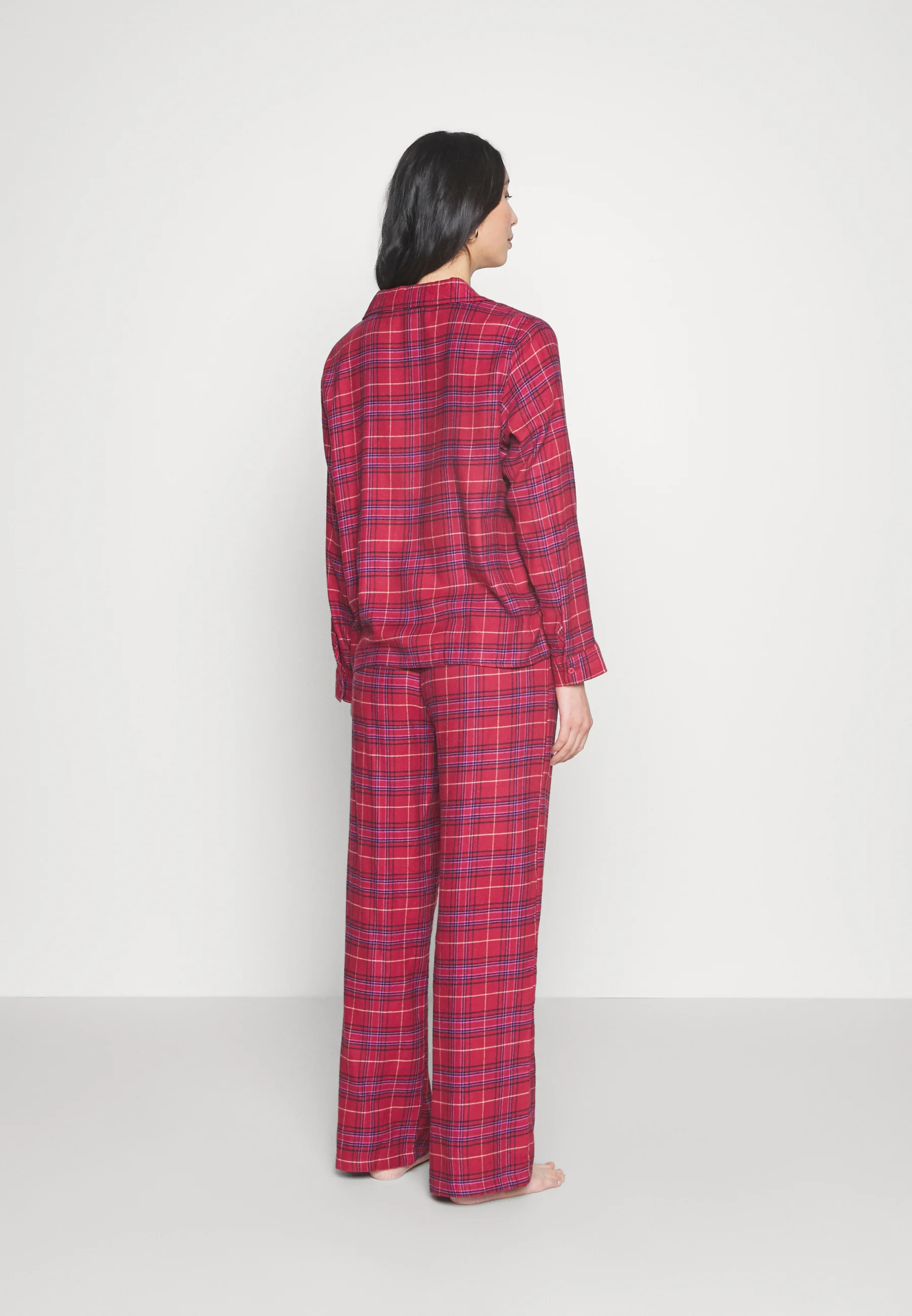 Pijama de algodón con camisa y pantalón ancho.
