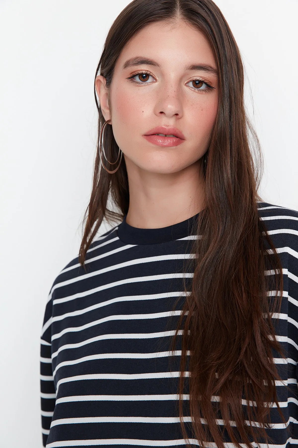 Trendyol Collection  Marineblau gestreiftes Oversize/Weit geschnittenes Rundhals-Sweatshirt aus dünnem Strick TWOAW23SW00326