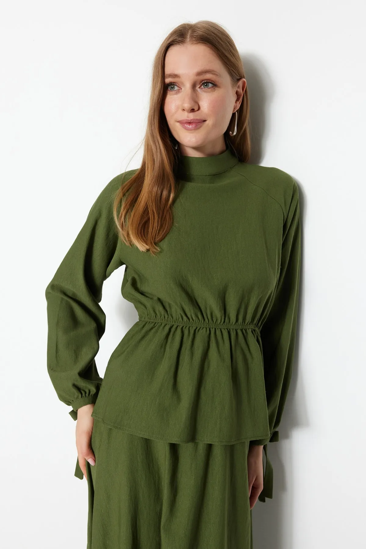 Trendyol Modest  Khakifarbenes Tunika-Rock-Set in gewebter Leinenoptik TCTSS23US00033