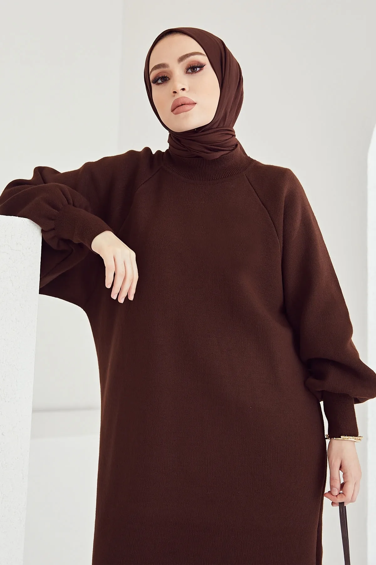 InStyle  Mina Hijab-Kleid aus Strick mit Ballonärmeln – Bitterbraun