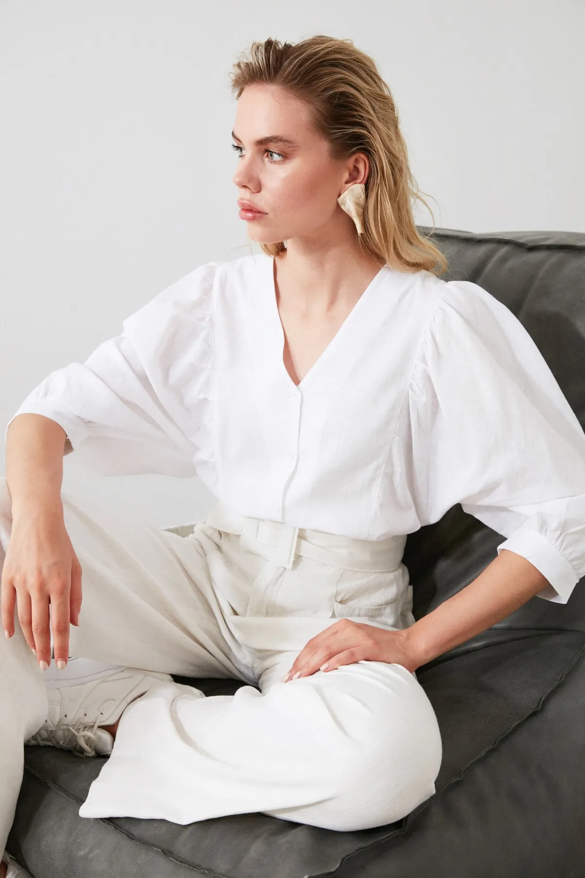 Trendyol Collection  Weißes gewebtes Hemd mit Fledermausärmeln - Regular Fit TWOSS20GO0076