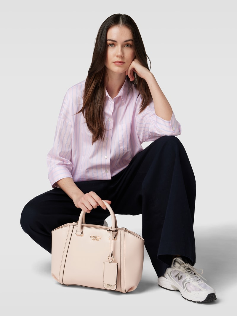 Handtasche mit Label-Applikation in metallic Modell 'LEIE' in rosé