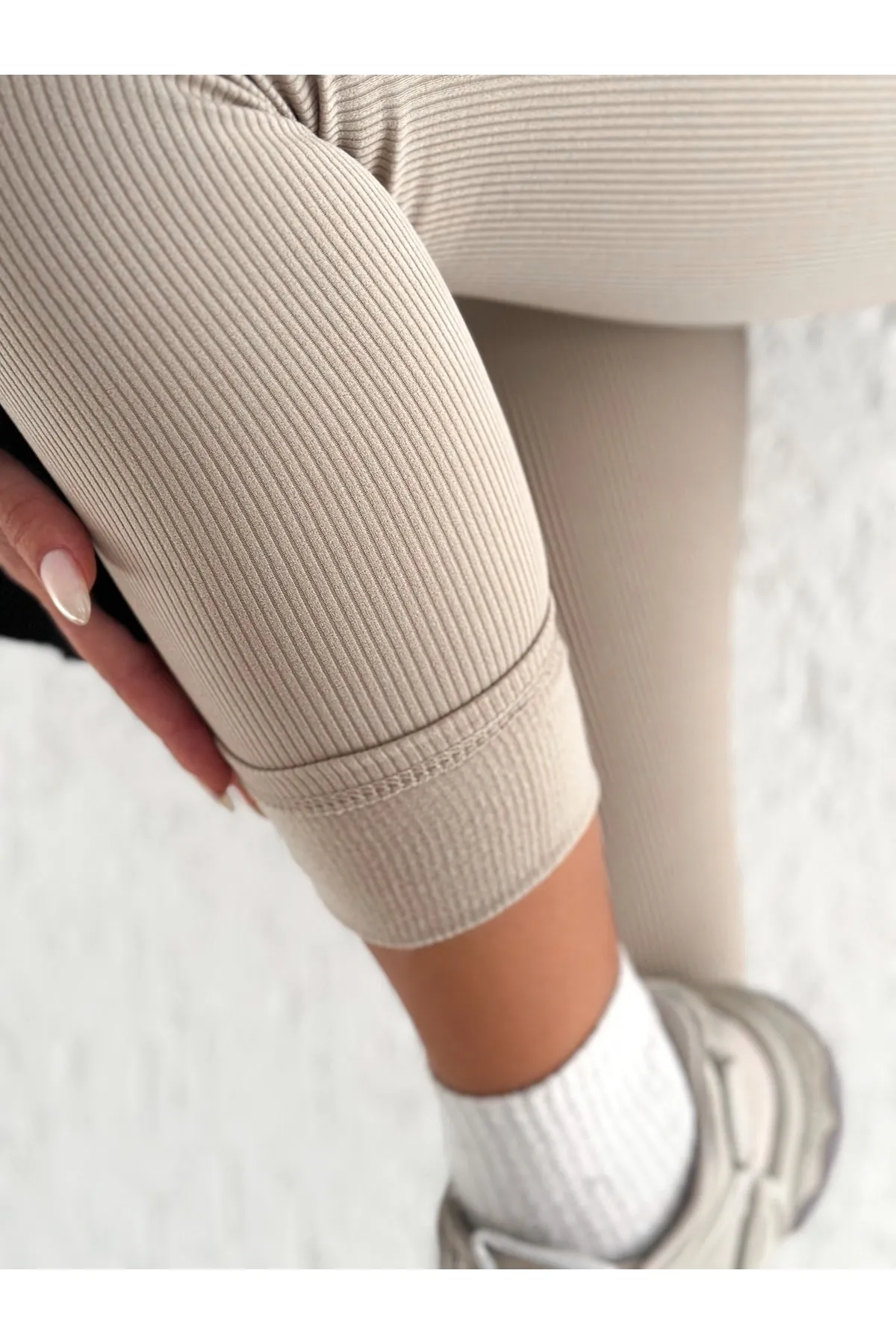 BEJNA  Damen-Strumpfhose aus beigem, geripptem Fleece mit hoher Taille