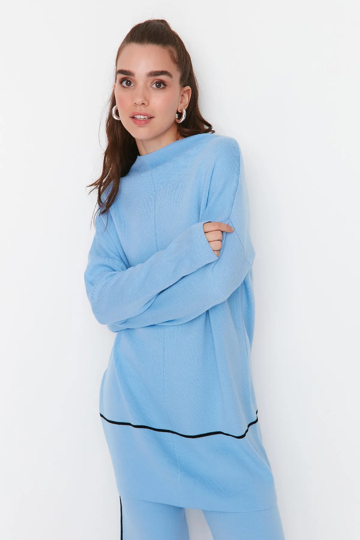 Trendyol Modest  Blaues Strickset mit halbem Rollkragen und Streifendetail, Pullover und Hose TCTAW23US00018