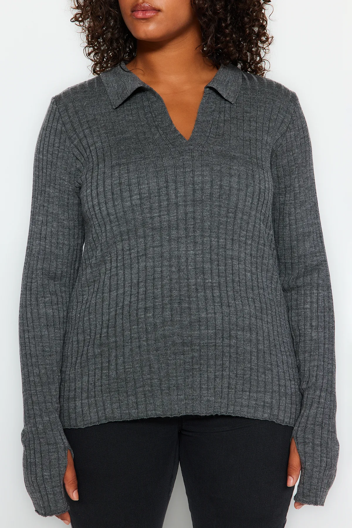 Trendyol Curve  Anthrazitfarbener Strickpullover mit Polokragen und detaillierten Ärmeln TBBAW24AN00048