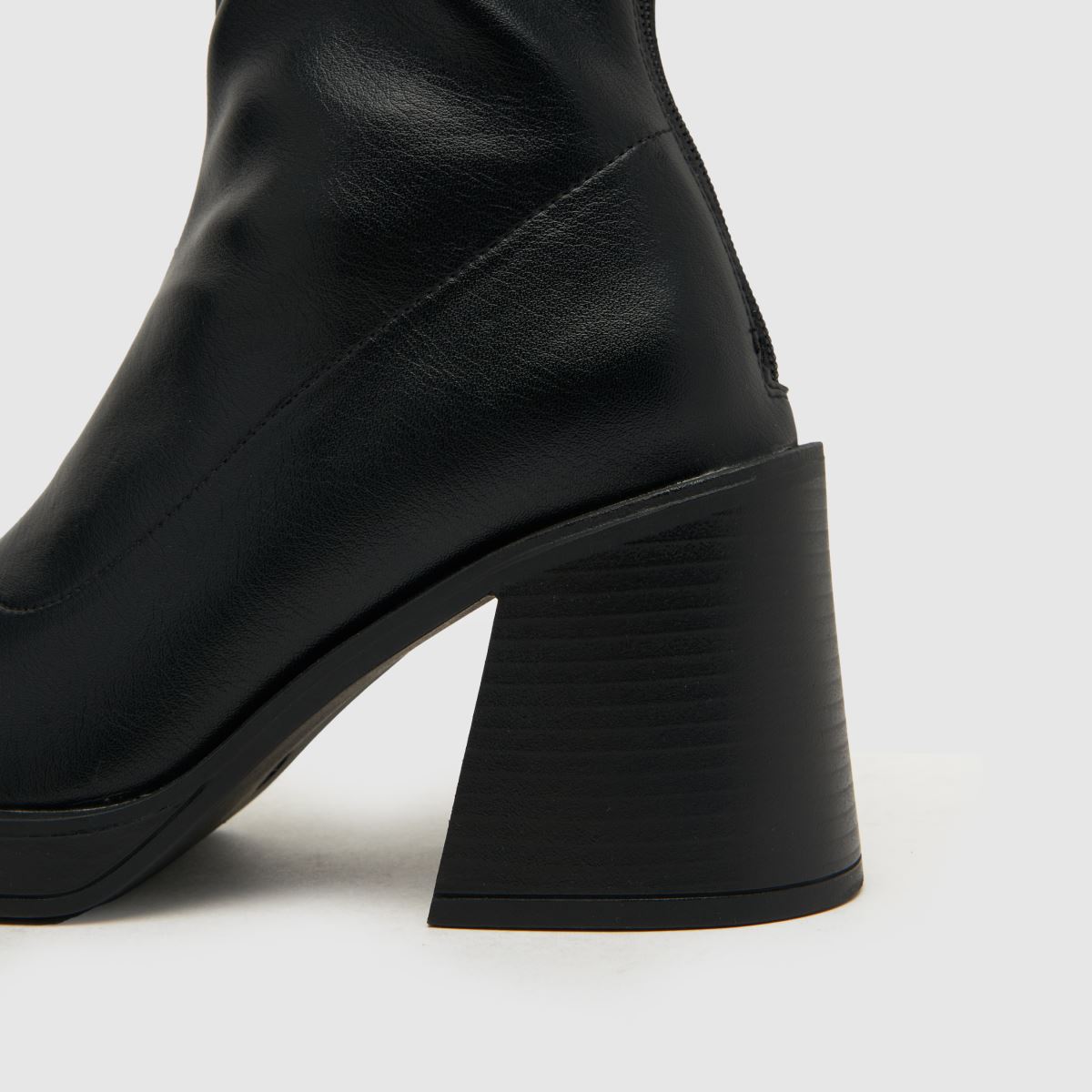 Schuh Brielle platformos, stretch csizma fekete színben