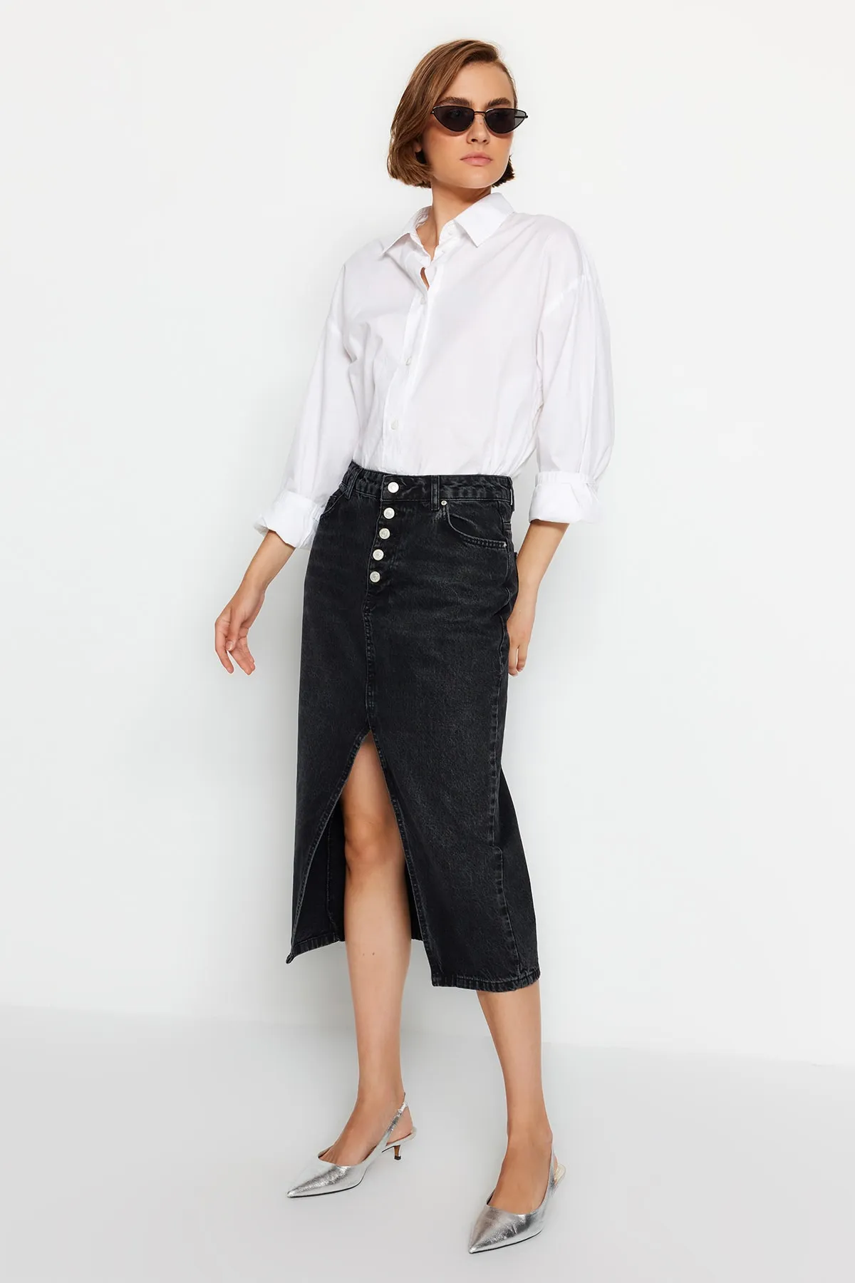 Trendyol Collection  Schwarzer Jeansrock mit Knopfleiste und Schlitz vorne TWOAW24ET00063