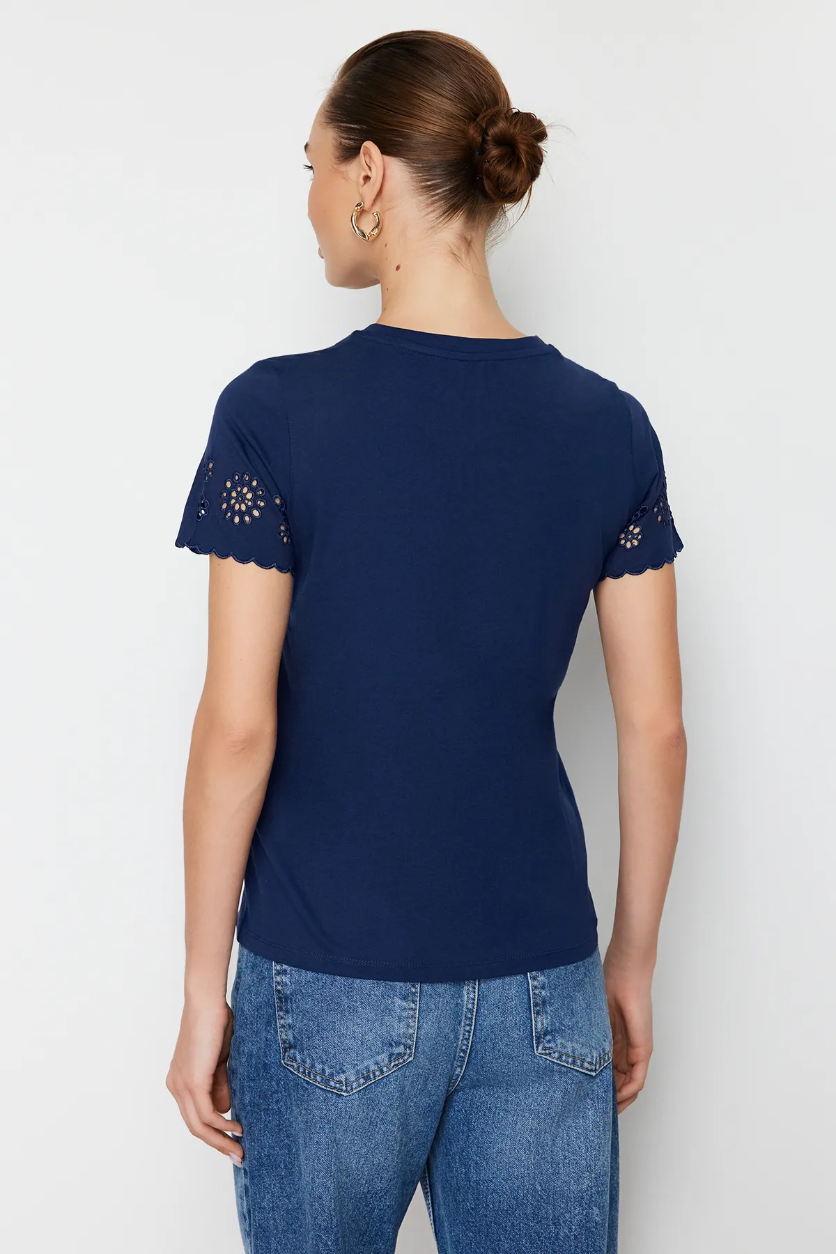 Trendyol Collection  Marineblaues Strick-T-Shirt mit Stickerei und detailliertem Normal-/Grundmuster TWOSS24TS00068