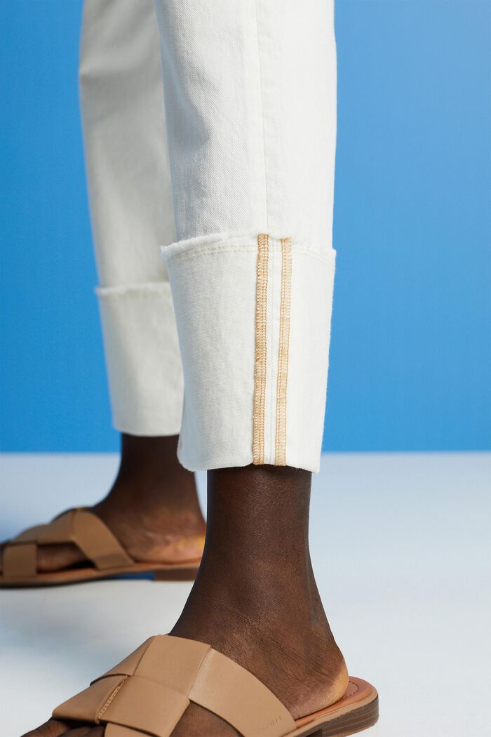 Jeans mit hohem Bund und Beinumschlag