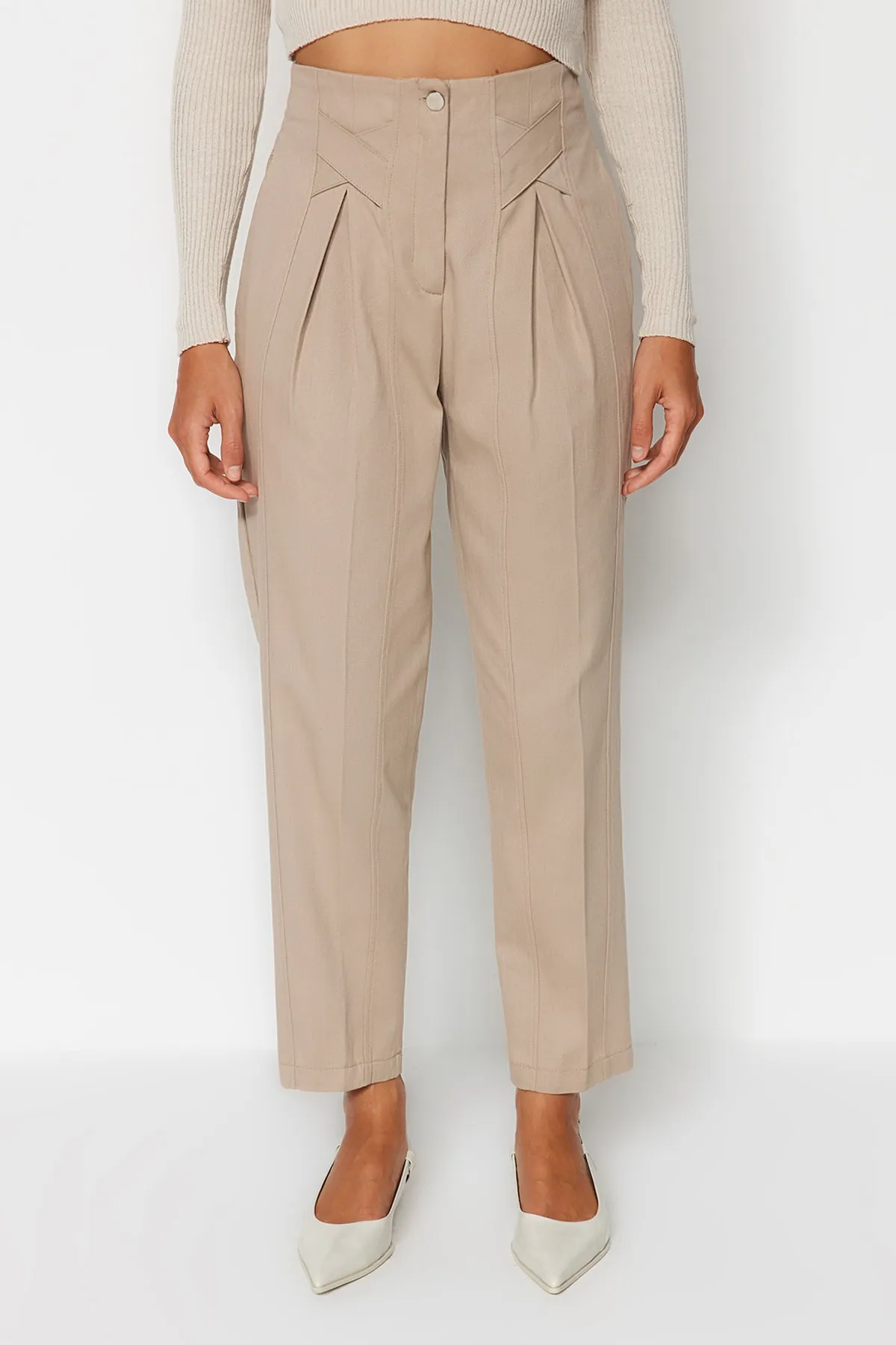 Trendyol Collection  Nerzfarbene, gewebte Hose aus Baumwolle mit Karottenmuster und Streifendetails TWOAW22PL0342