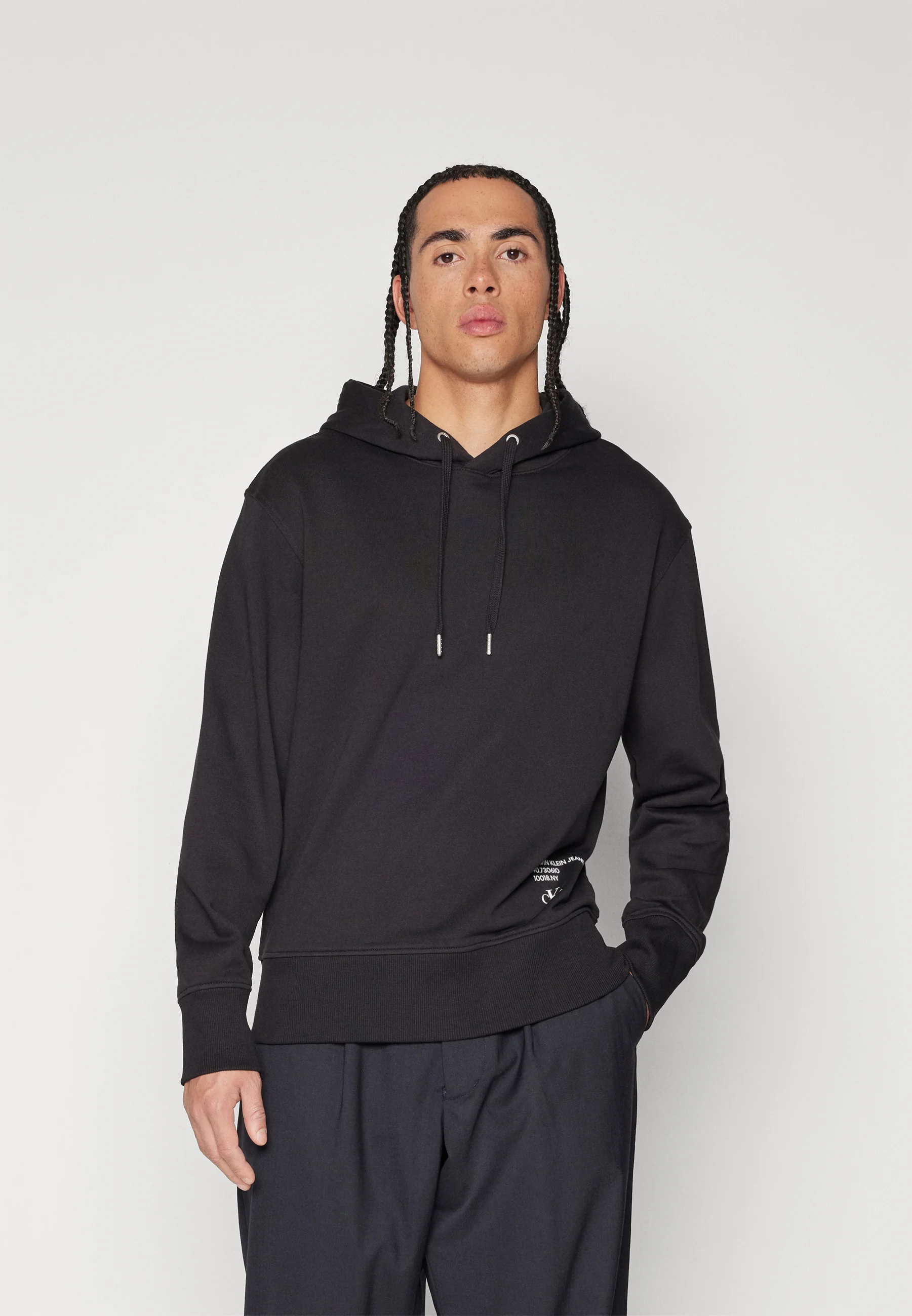 Sudadera con capucha de Calvin Klein Jeans con detalles de metales modernos apilados