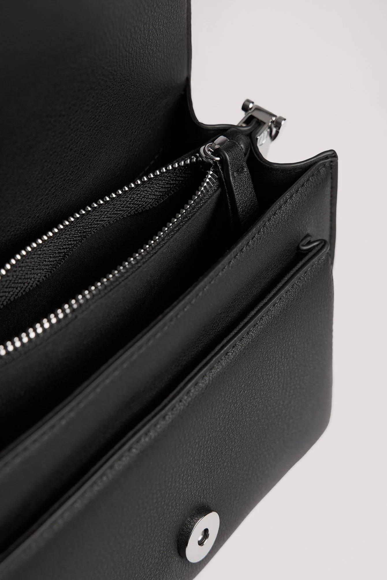 Recycelte Schultertasche mit Logo auf dem Träger
