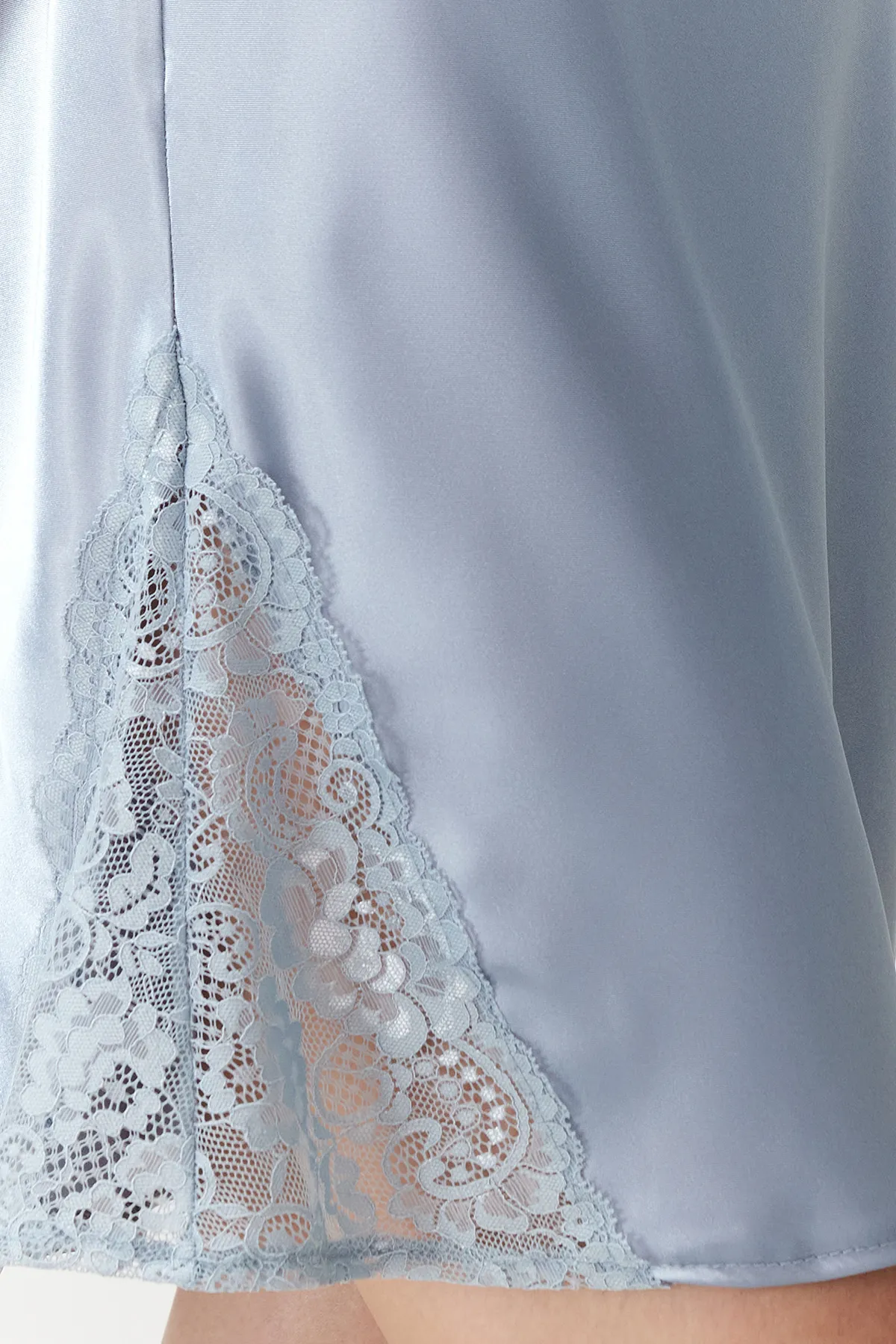Trendyol Collection  Hellblaues Nachthemd aus gewebtem Satin mit Spitze und Degaje-Details, Seilträgern THMSS23GC00012