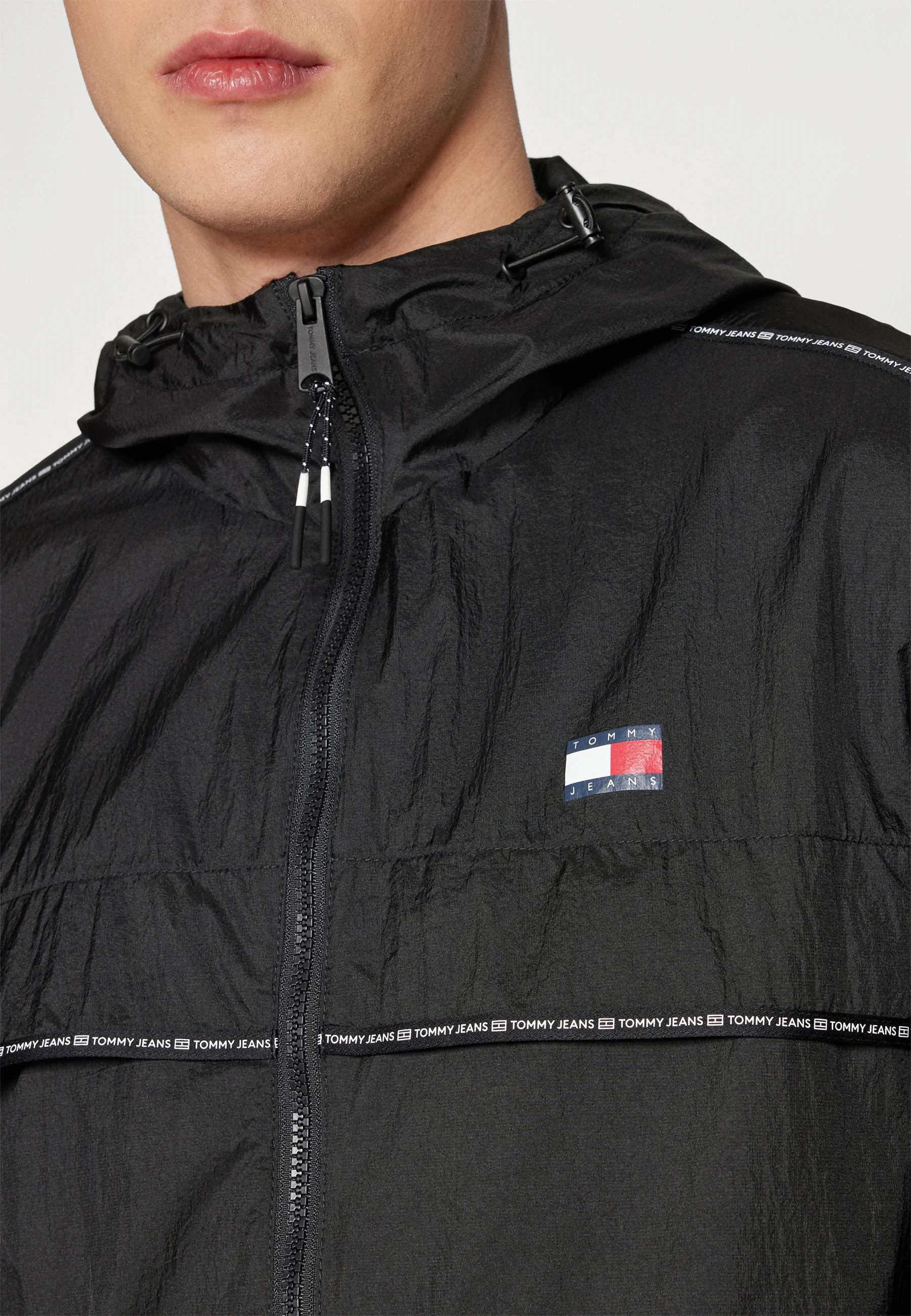 Tommy Jeans CHICAGO TAPE WINDBREAKER - Chaqueta ligera