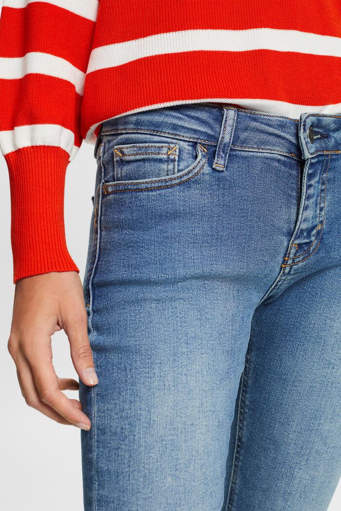 Tiefsitzende Jeans mit ausgestelltem Cropped-Bein