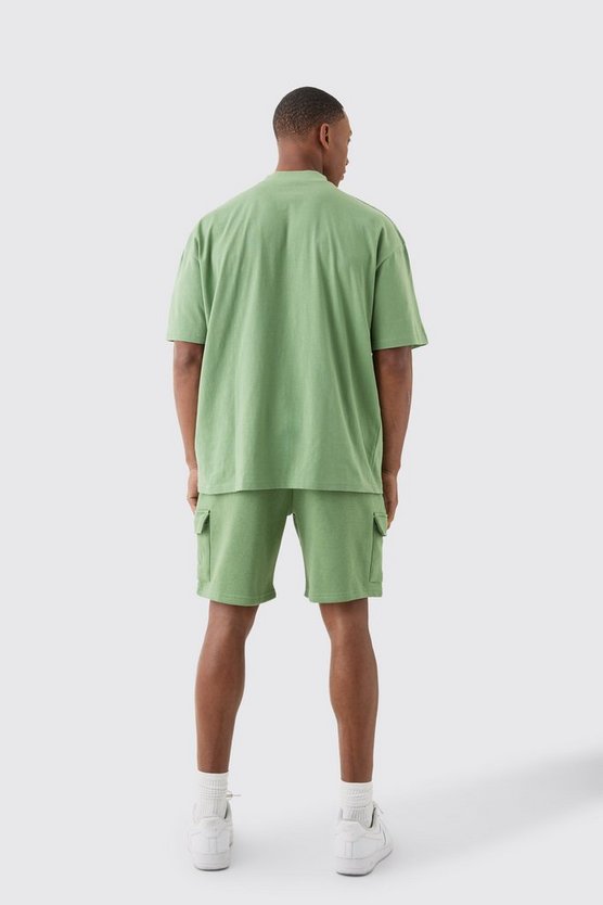 Oversize Man T-Shirt & Cargo-Shorts