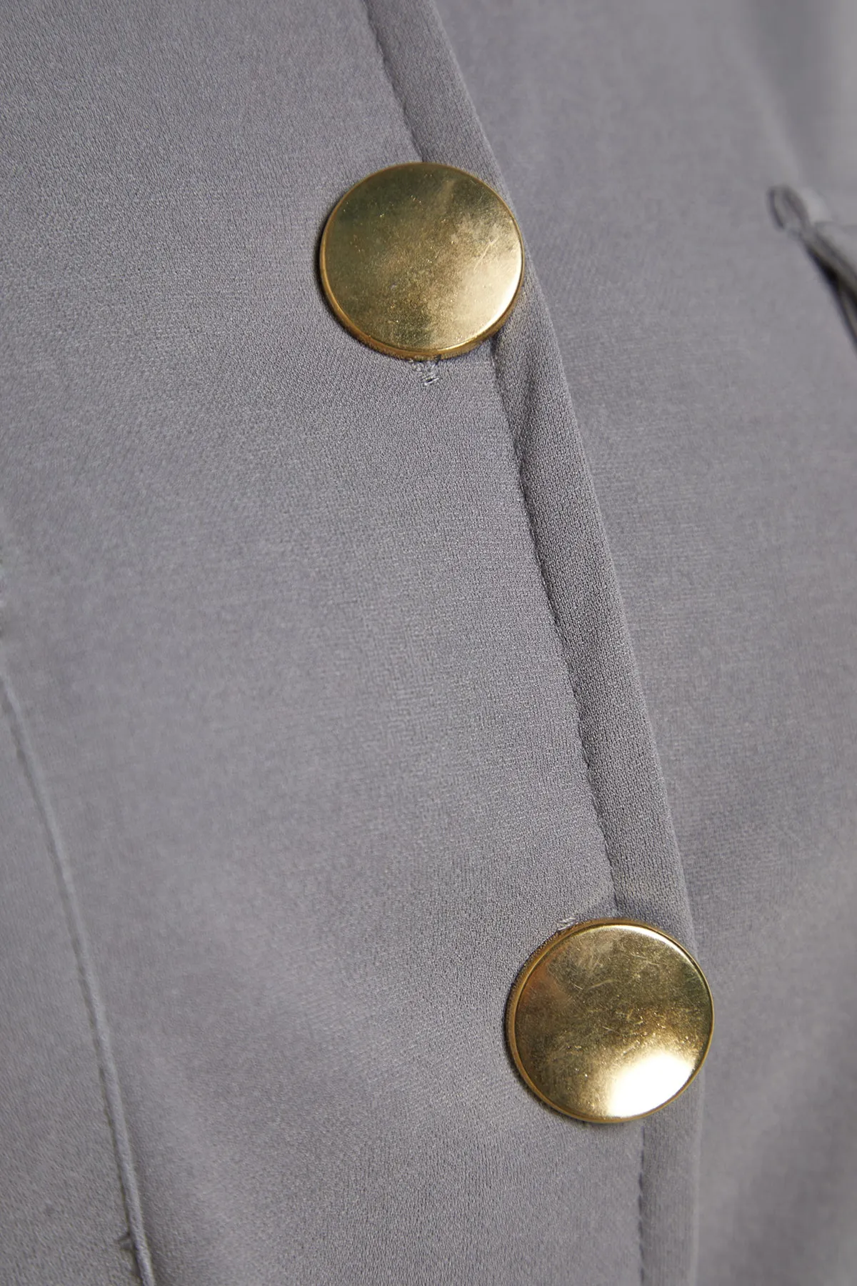 Trendyol Modest  Grau-goldener Strickanzug mit Weste und Hose mit Knöpfen TCTAW22US0062