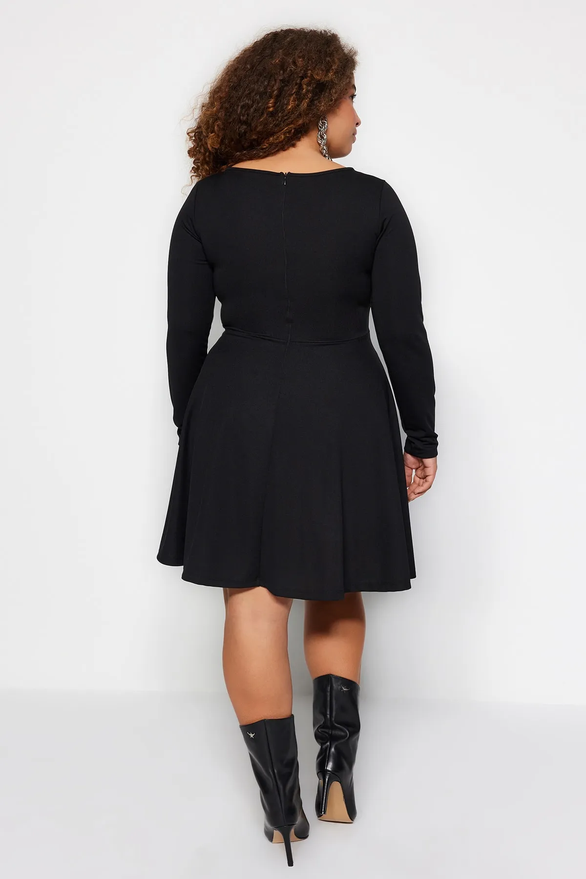 Trendyol Curve  Schwarz-lila Mini-Strickkleid mit Taillenöffnung TBBAW24AH00061