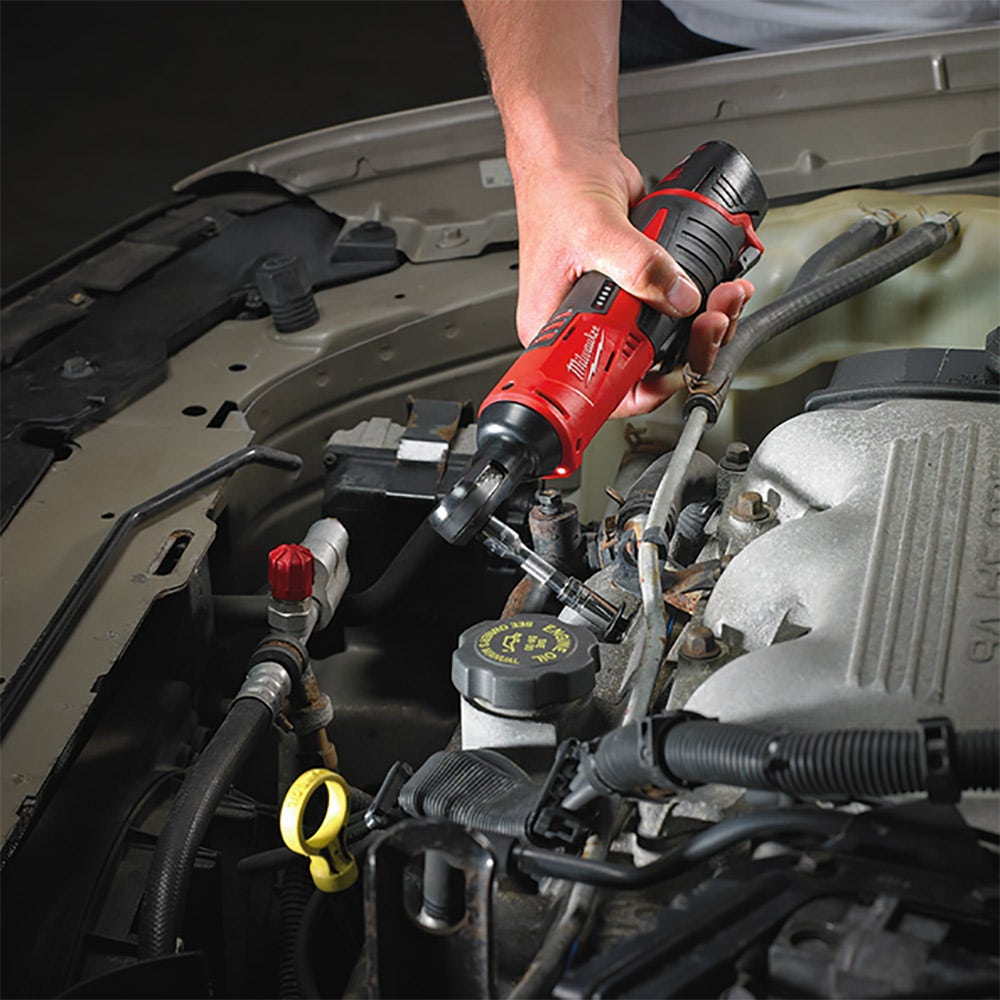 Conjunto de chave de impacto com catraca Milwaukee 12V 2.0Ah de 3/8