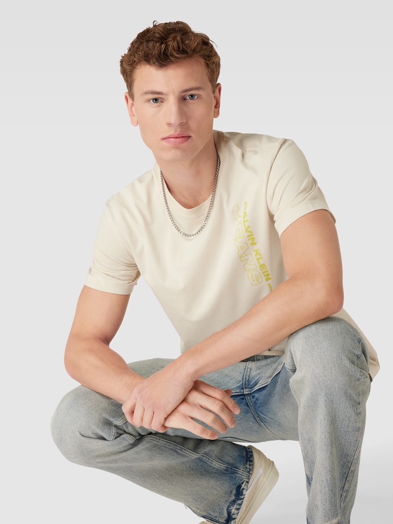 T-Shirt mit Label-Print in beige