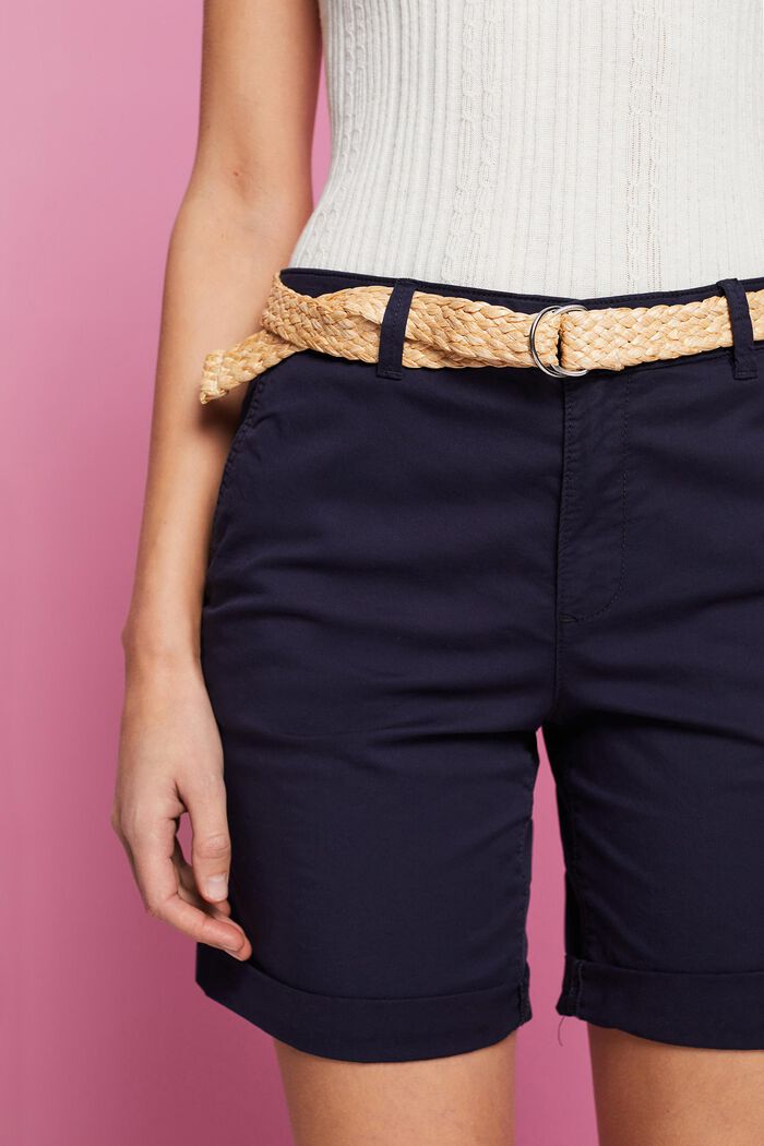 Shorts mit Raffia-Flechtgürtel