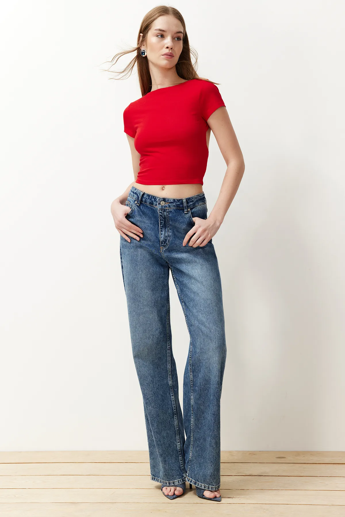 Trendyol Collection  Rote, rückenfreie, bauchfreie, dehnbare Strickbluse aus Baumwolle TWOSS23BZ00912