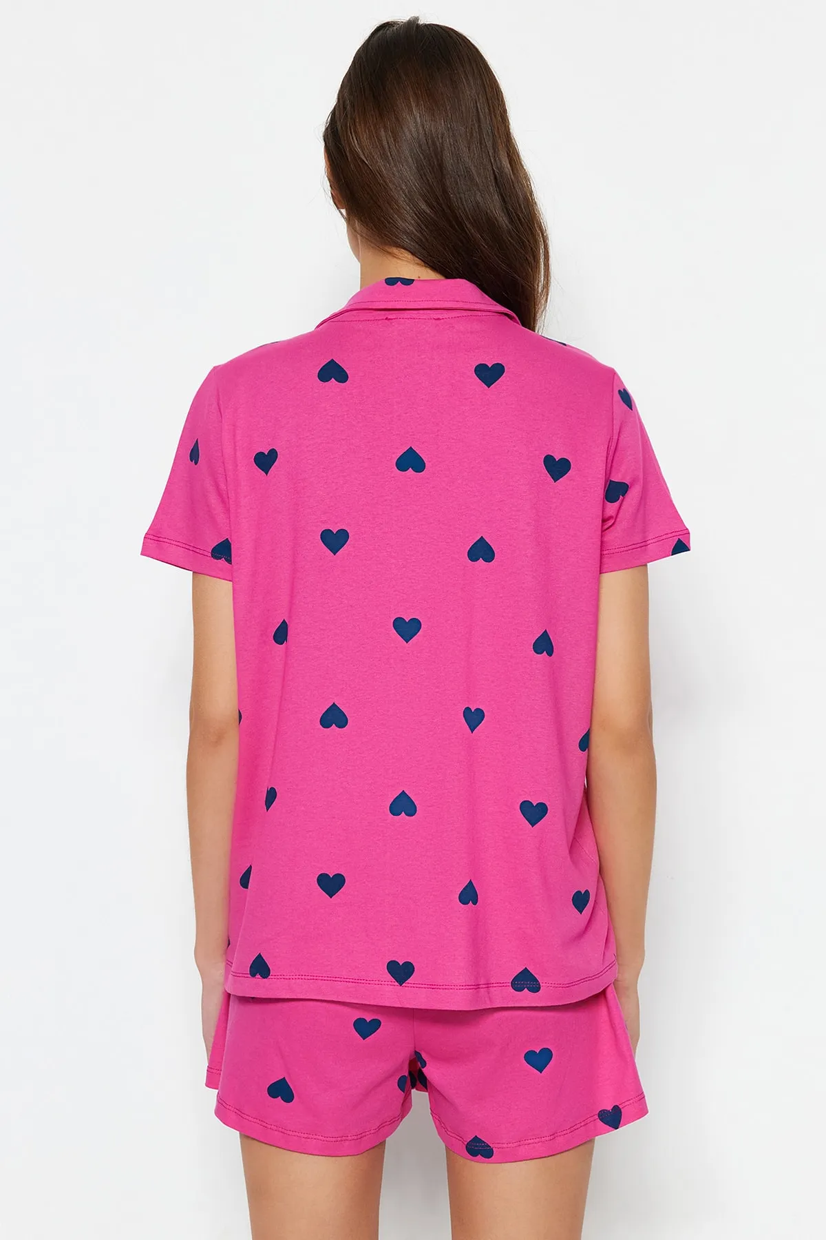 Trendyol Collection  Rosa gestricktes Pyjama-Set mit Hemd und Shorts aus 100 % Baumwolle mit Herzmuster THMSS21PT0756