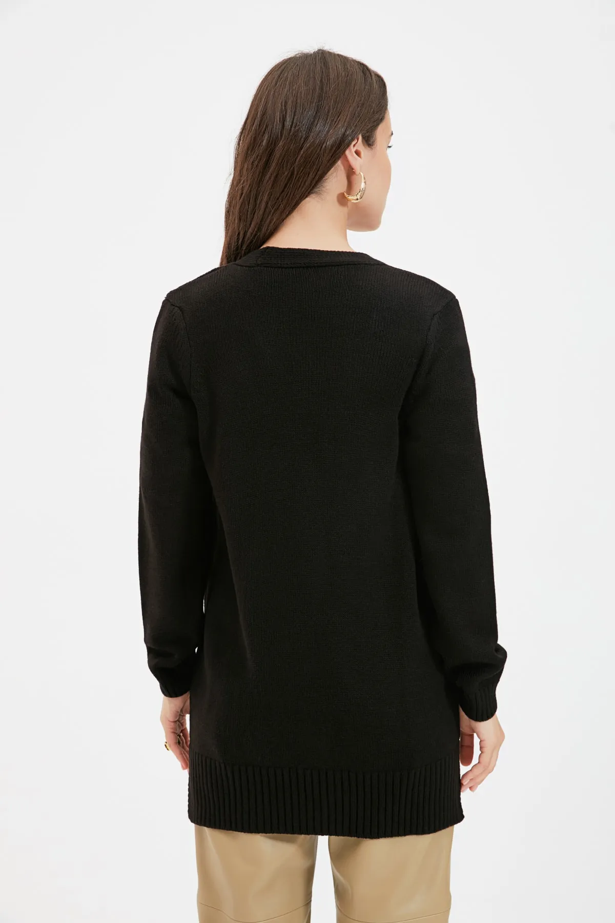 Trendyol Modest  Schwarzer langer Strickcardigan mit V-Ausschnitt, geknöpfter Tasche und Detail TCTAW22TH0005