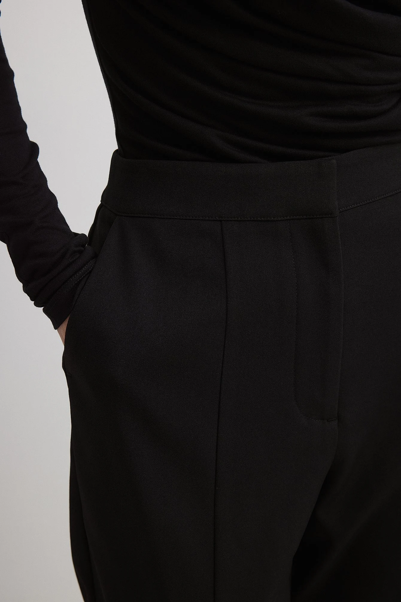 Hose mit hoher Taille und Frontschlitz