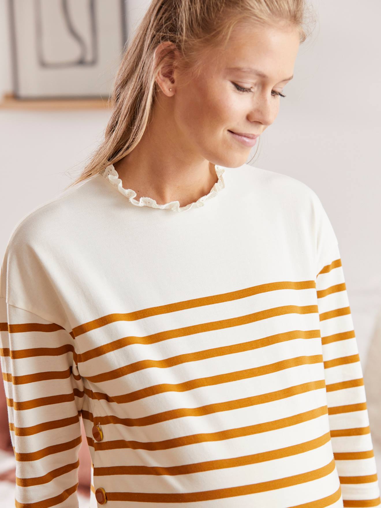 T-shirt col volanté de grossesse et d'allaitement beige11-0602 tcx/ noir19-4006t