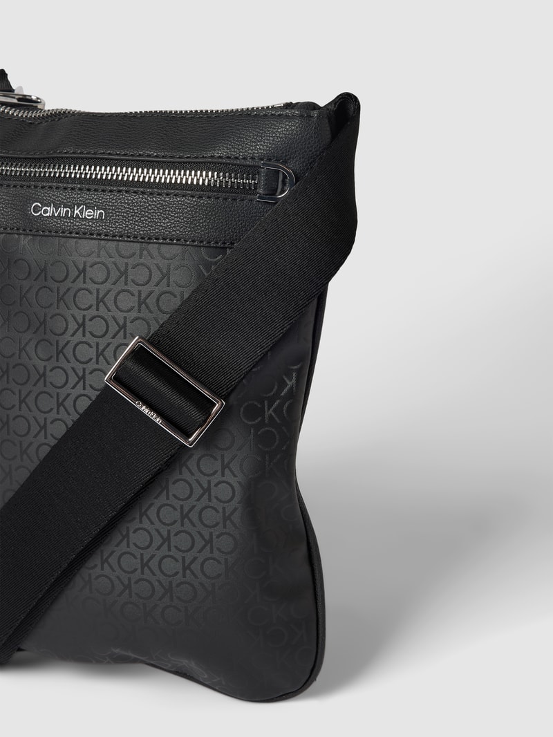Umhängetasche mit Label-Details Modell 'FLATPACK' in schwarz