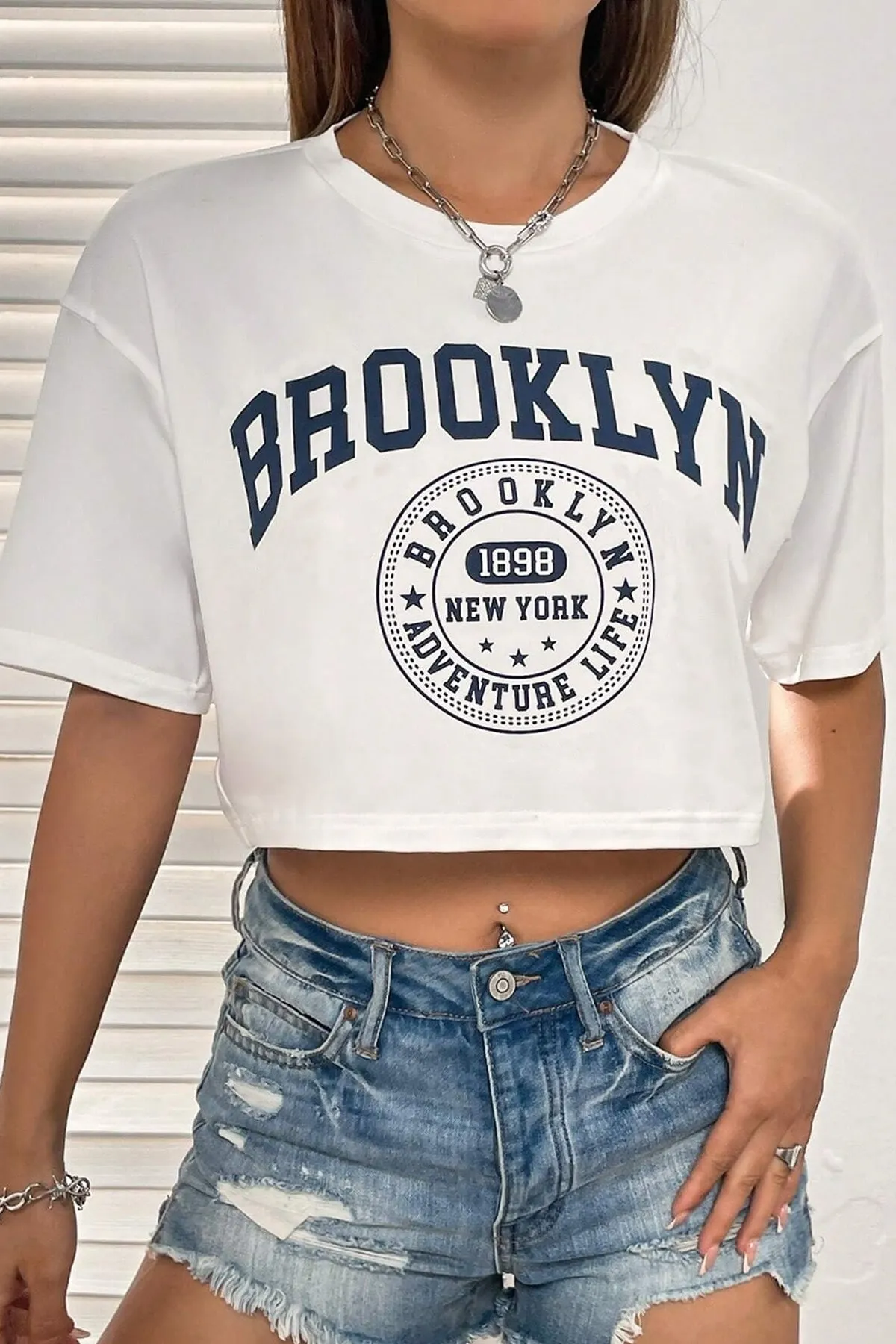 MODAGEN  Übergroßes Crop-T-Shirt für Damen in Weiß mit Brooklyn-Aufdruck