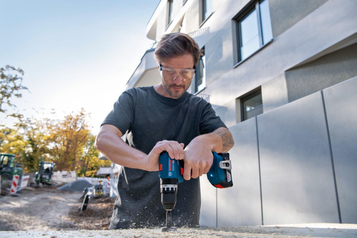 Bosch Blue 06019K3303 GSB 18V-45 Akku-Schlagbohrschrauber 18V 2,0Ah Li-Ion in L-Boxx