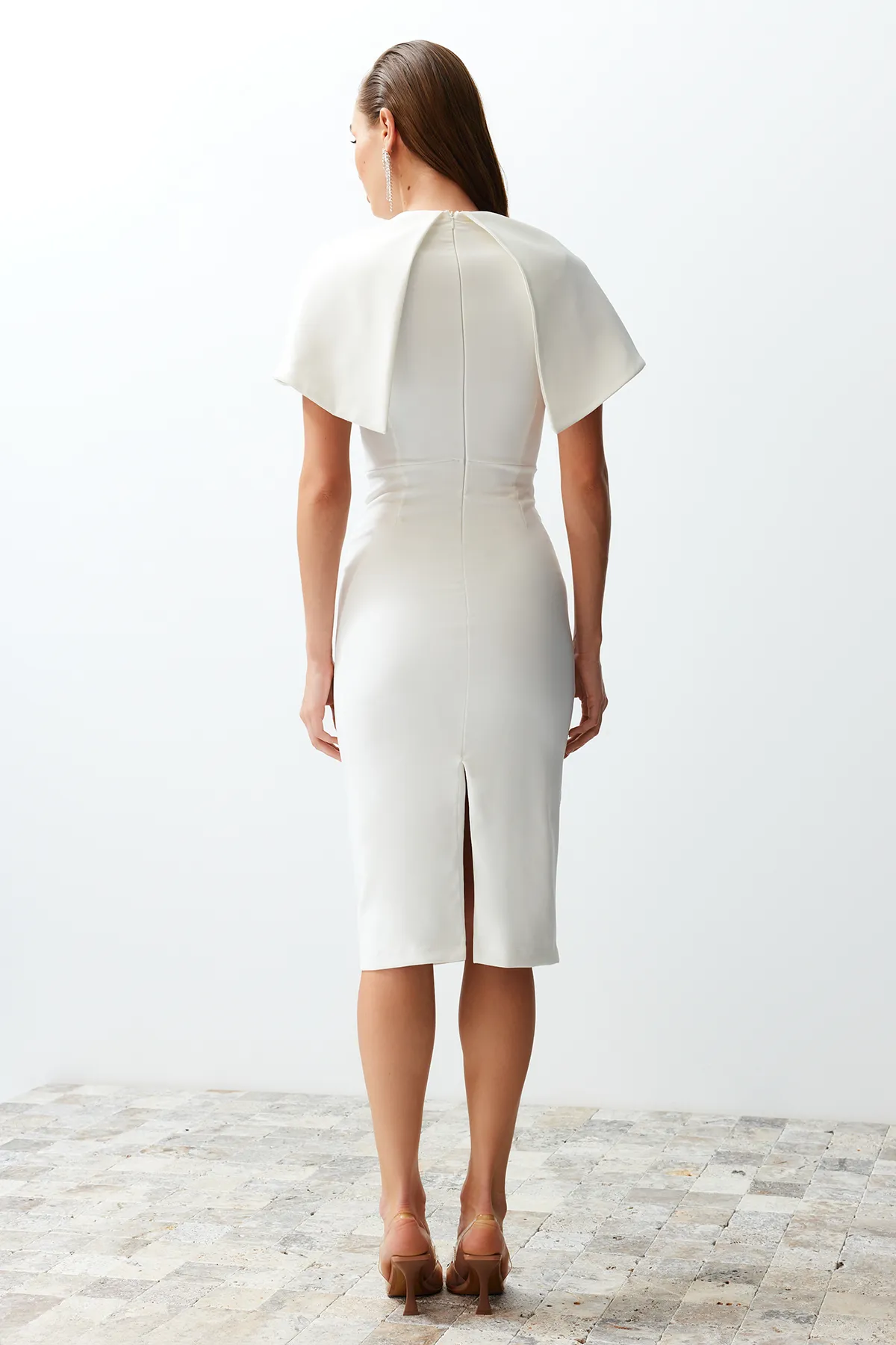 Trendyol Collection  Weißes Hochzeits-/Nikah-Elegantes Abendkleid mit weißen Ärmeln TPRSS24EL00119