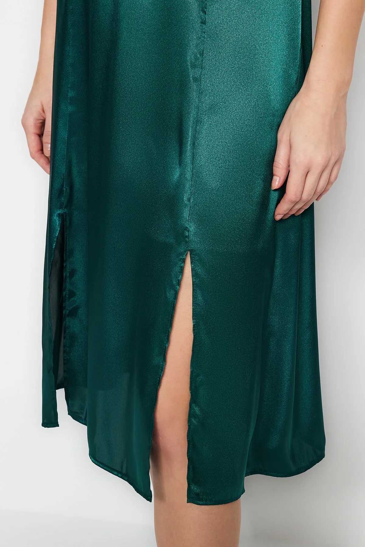 Trendyol Collection  Grünes gerade geschnittenes Midikleid aus gewebtem Satin mit V-Ausschnitt und Schlitz TWOSS23EL00866