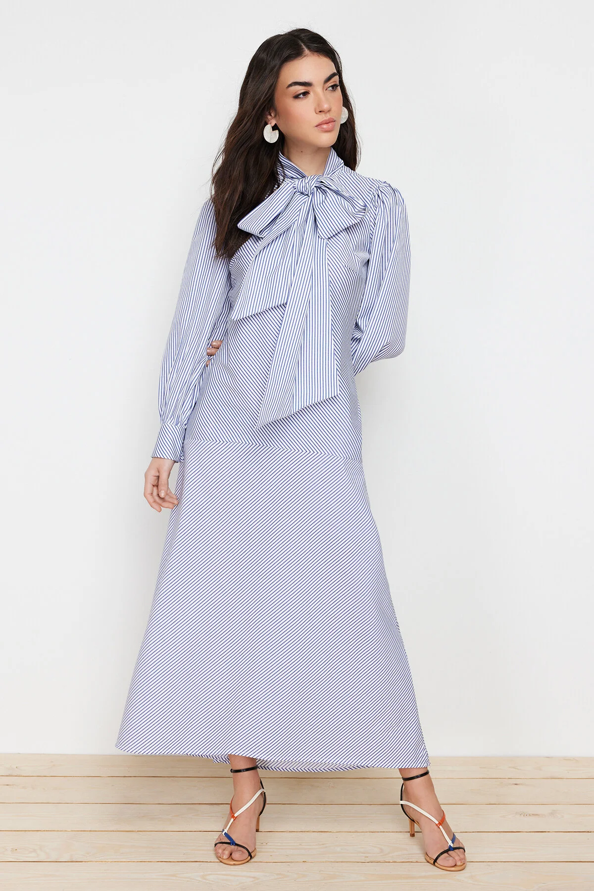 Trendyol Modest  Marineblaues gestreiftes Baumwollkleid mit Schleifendetail und Schleife TCTSS24EB00071