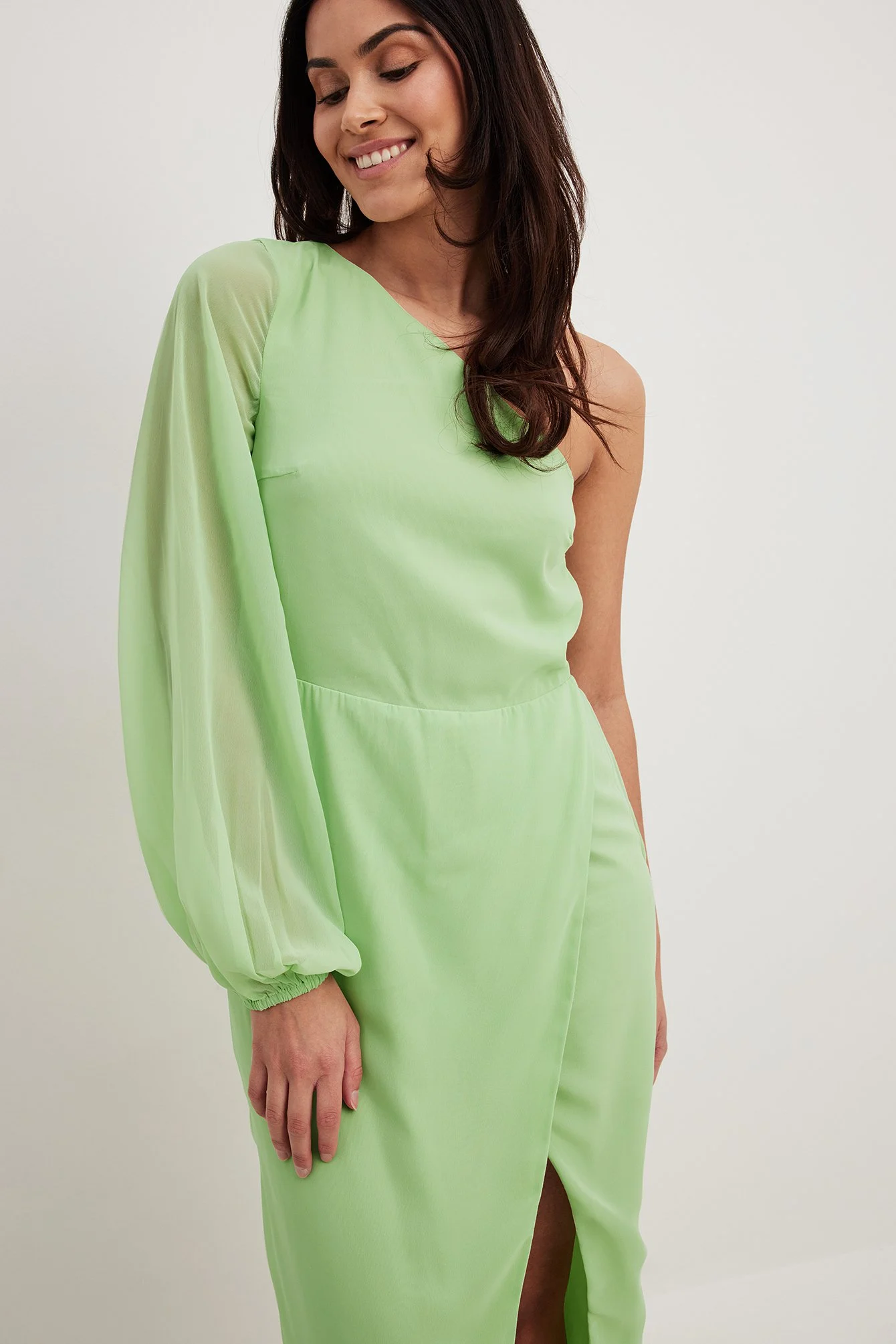 Einseitig schulterfreies Maxikleid aus Chiffon