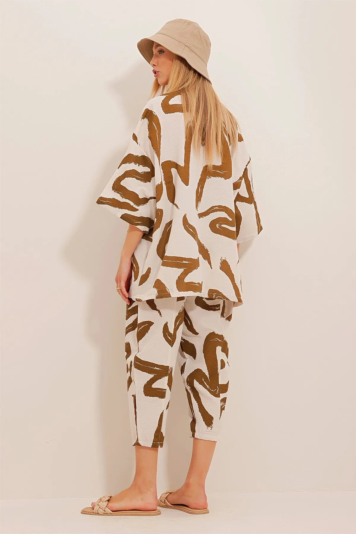 Trend Alaçatı Stili  Damen-Set aus gemusterter Baggy-Hose und Kimono in Tabakbraun ALC-X10581
