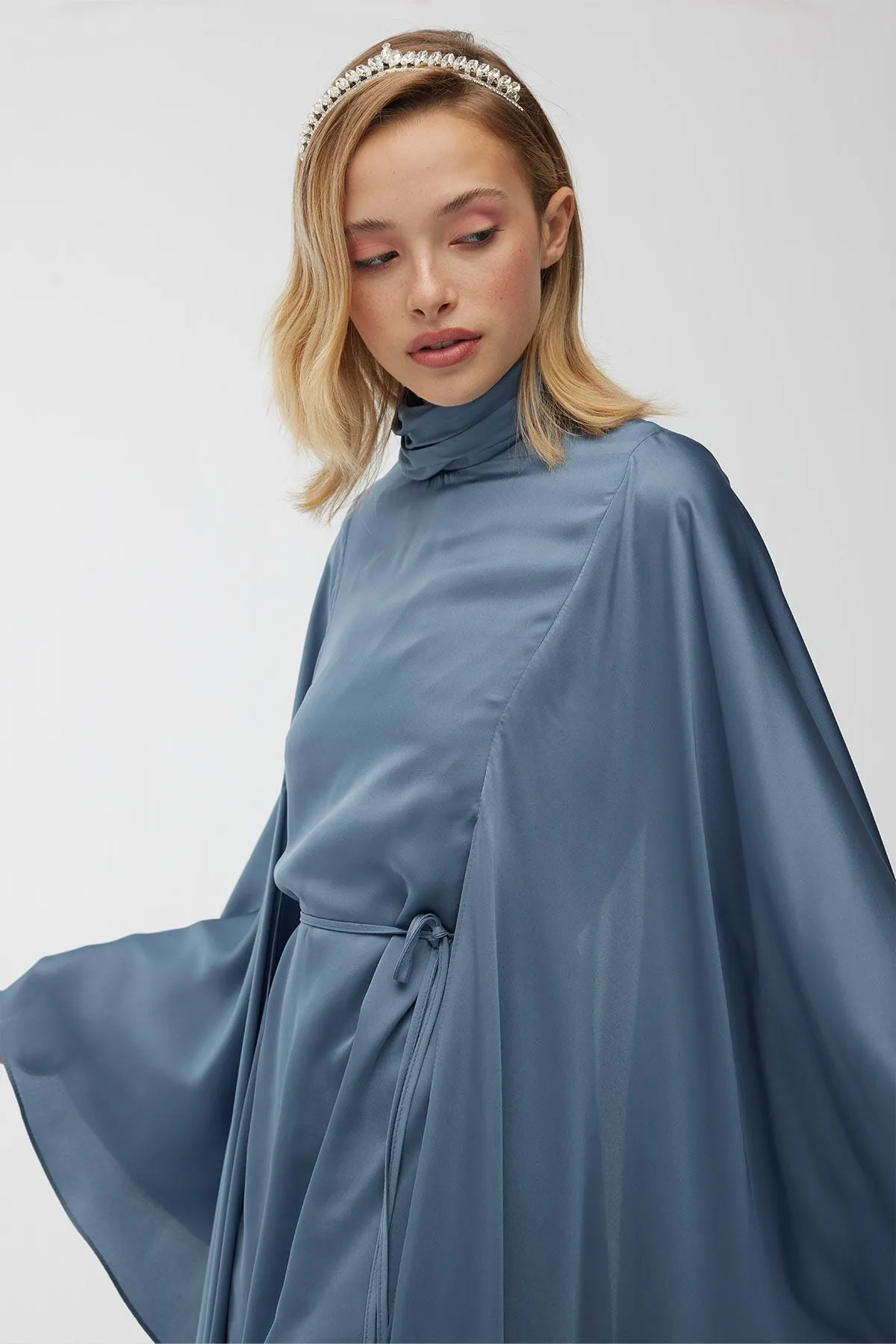 Manuka  Satin-Cape-Abendkleid Blau